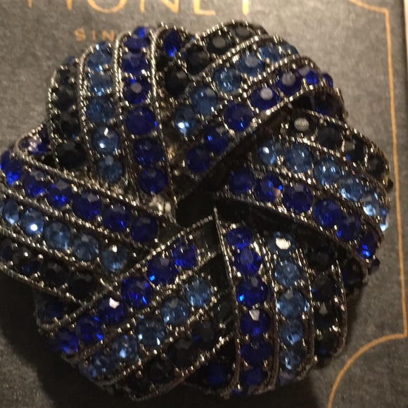 Monet blue circular ribbon look rhinestone brooch new in original box - Picture 1 of 3